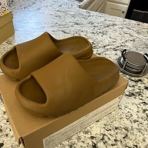Yeezy slides in great condition only worn twice!!!
